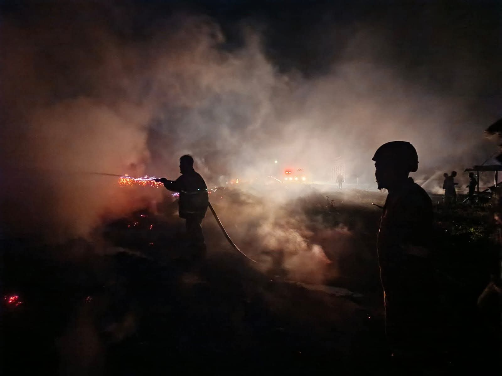 LUDES DILALAP API: Dua unit gudang pengeringan tembakau milik PT Tempurejo (TR) di Dusun Krajan Kidul, Desa Curahlele, Kecamatan Balung ledes terbakar pada Sabtu (28/2) malam.&nbsp;