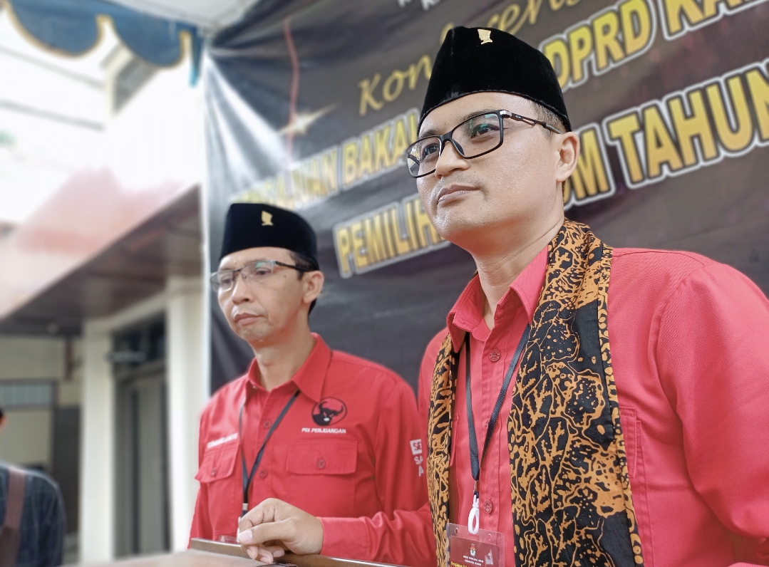 Ketua dan Sekretaris DPC PDI Perjuangan Jember Widarto (kanan) dan Edy Cahyo Purnomo. (Dok. Maulana/JPRJ)