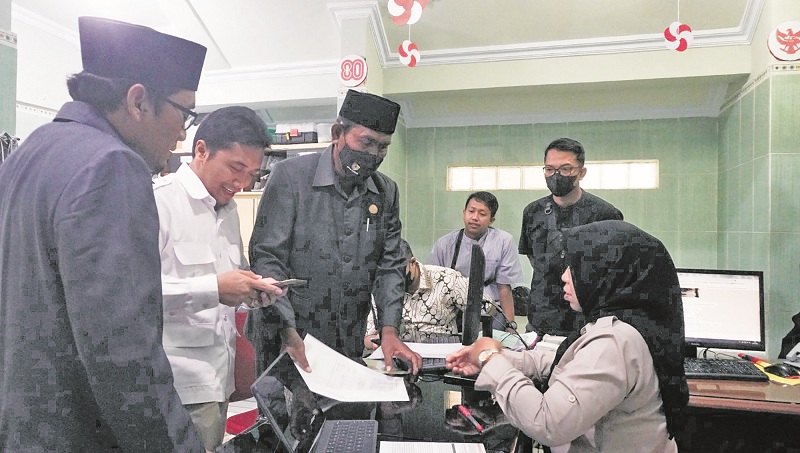 DISIDAK: Komisi D DPRD Jember melakukan sidak ke RSD dr Soebandi Jember. Ada sejumlah temuan, mulai dari layanan, digitalisasi hingga manajemen yang lemah.