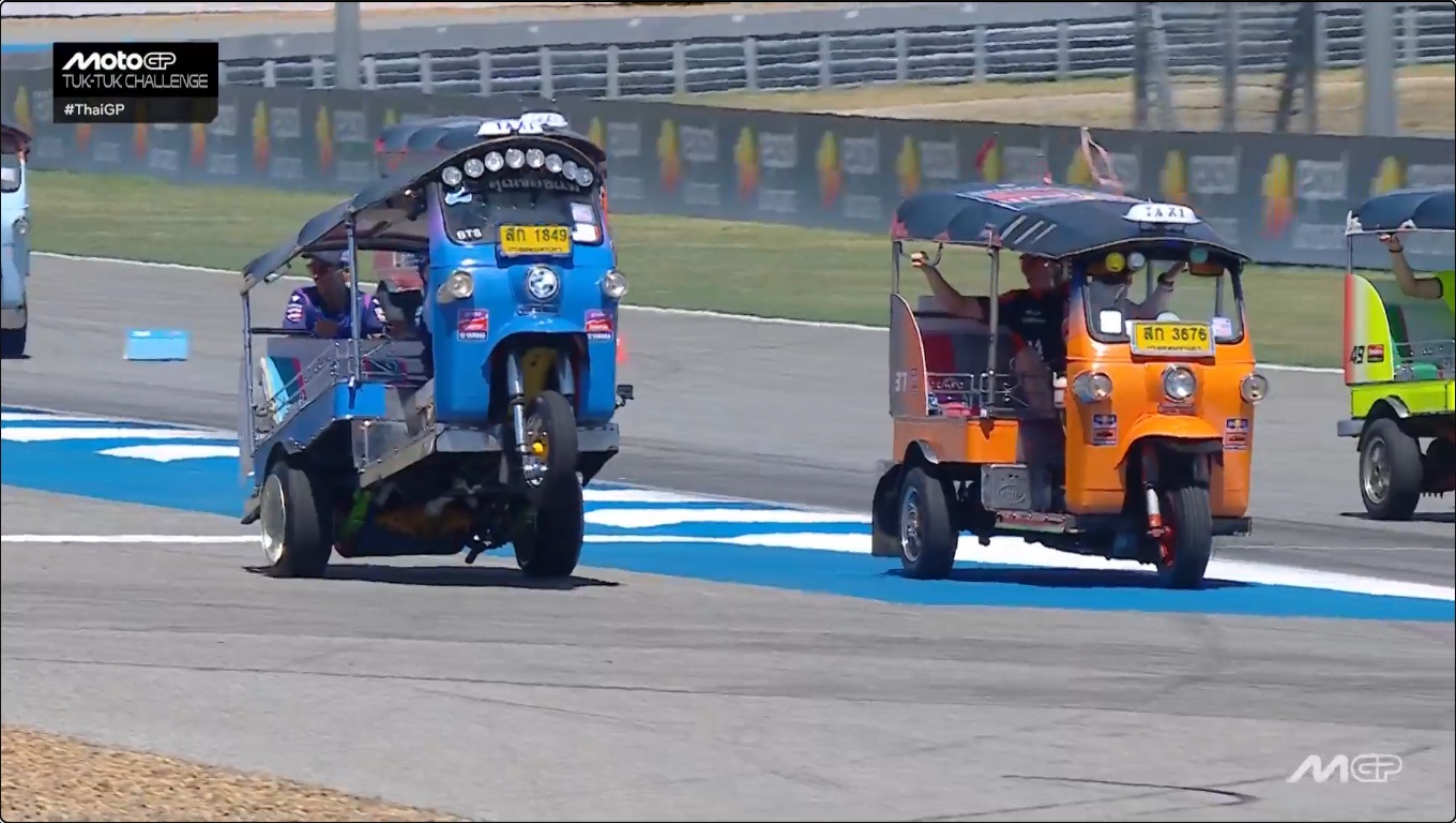 Rider Tim Pramac Yamaha, Jack Miller dan Toprak Razgatlioglu, melakukan aksi wheelie dengan tuk-tuk. 