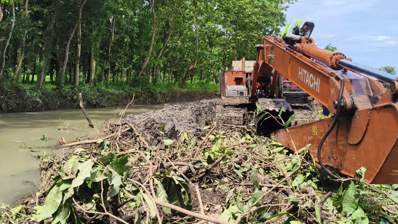 CEGAH BANJIR: Pemerintahan Desa (Pemdes) Lojejer dan Provinsi Jatim lakukan normalisasi sungai karena sering mengakibatkan banjir tahunan, di Dusun Kepel, Desa Lojejer, Kecamatan Wuluhan.