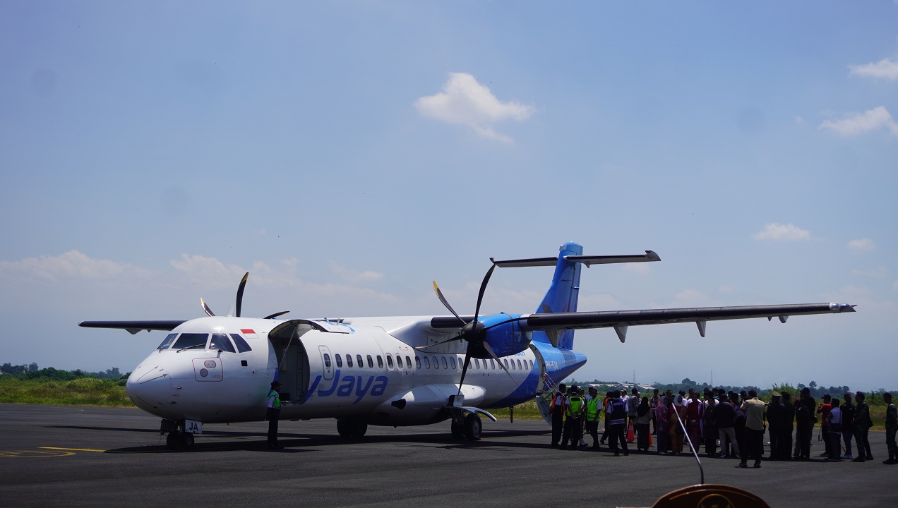 TERUS DIMINATI: Aktifitas di Bandara Notohadinegoro Jember. Saat menjelang musim mudik lebaran kali ini, beberapa rute penting menawarkan tarif tiket yang lebih ekonomis.