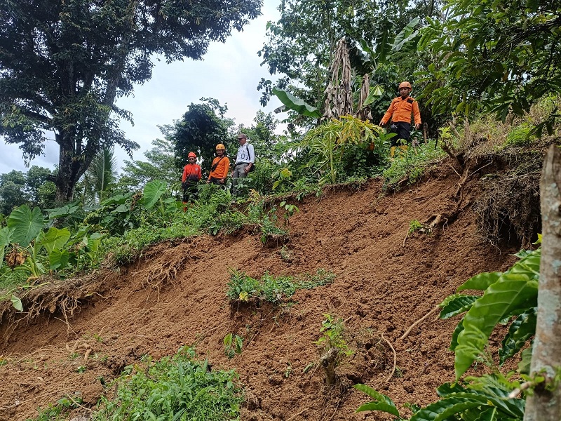 HARUS SEGERA DITANGANI: Kondisi dinding penahan tanah (retaining wall) yang longsor akibat bencana hidrometeorologi. Sejak awal tahun hingga akhir Februari, 27 infrastruktur terdampak kerusakan.