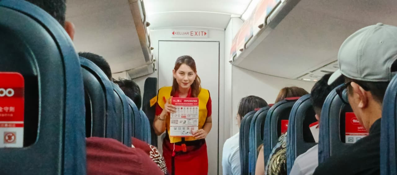 Salah satu Pramugari WingsAir saat melayani penerbangan dengan rute Bandara Notohadinegoro Jember ke Bandara I Gusti Ngurah Rai, Bali. (Maulana/JPRJ)
