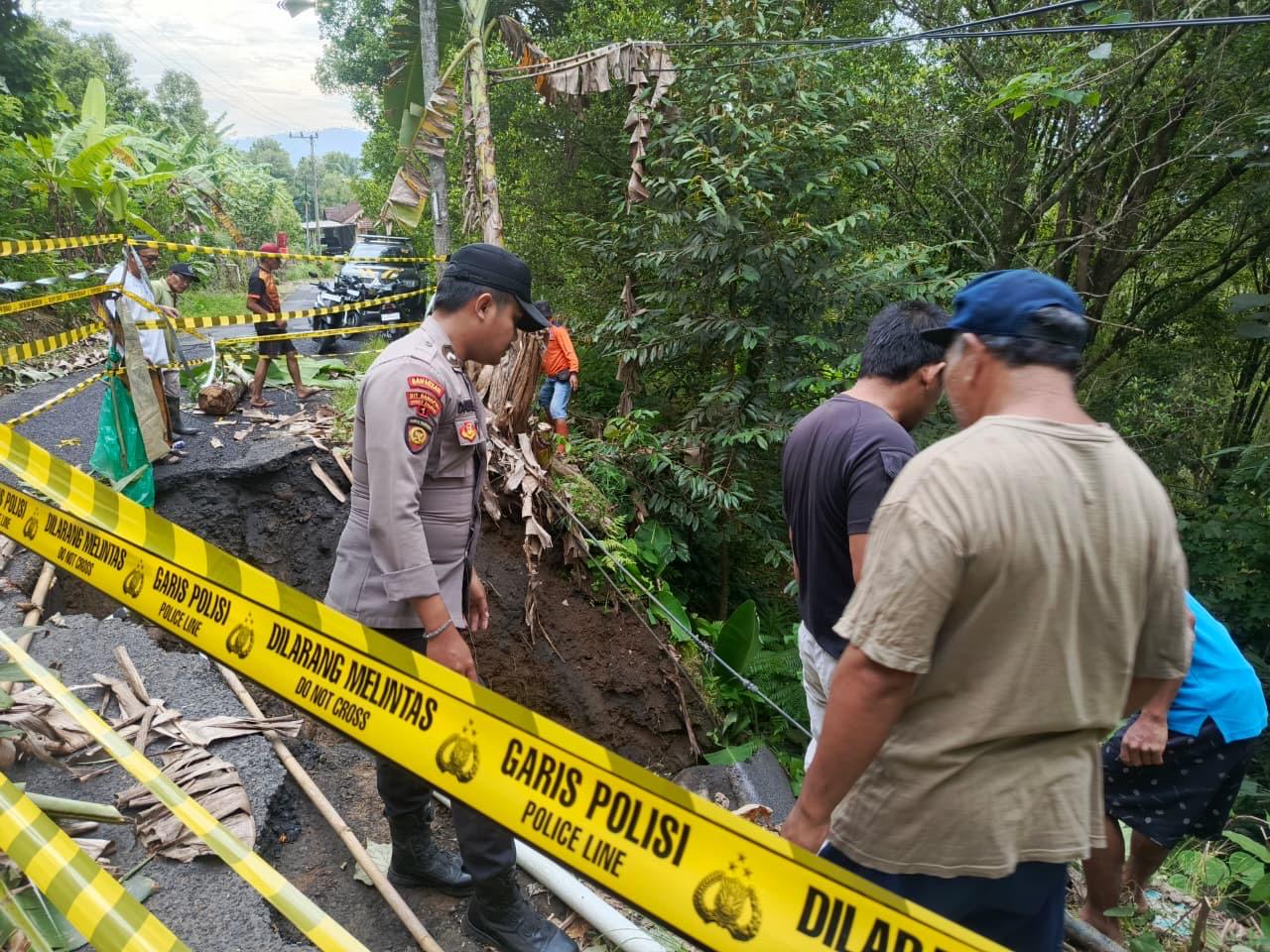 LONGSOR: Kondisi jalan di Kecamatan Tempursari longsor dan menghambat arus lalu lintas.(POLSEK FOR RAME)