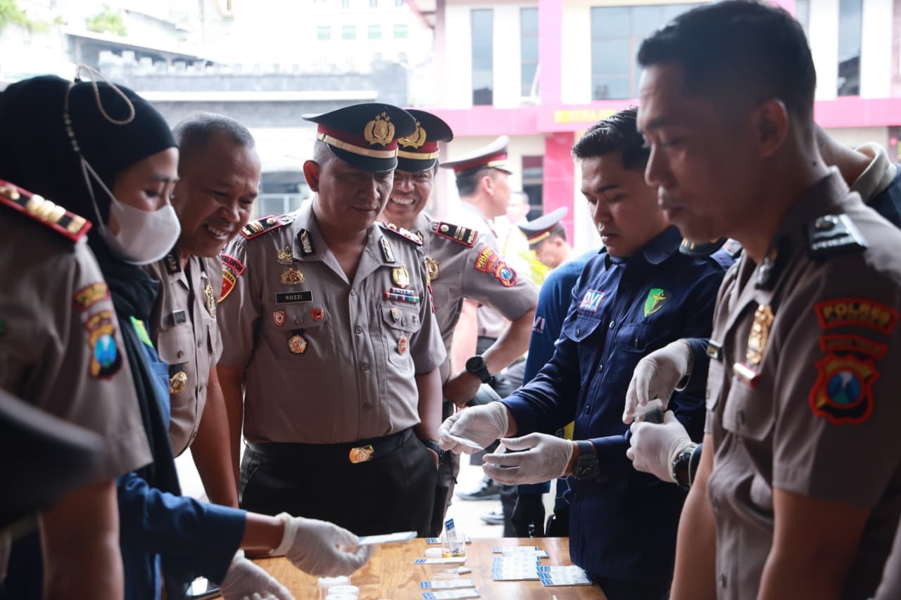 SIGAP: Sejumlah anggota Polres Jember termasuk kapolsek mengikuti tes urin yang mendadak digelar, kemarin (2/3).