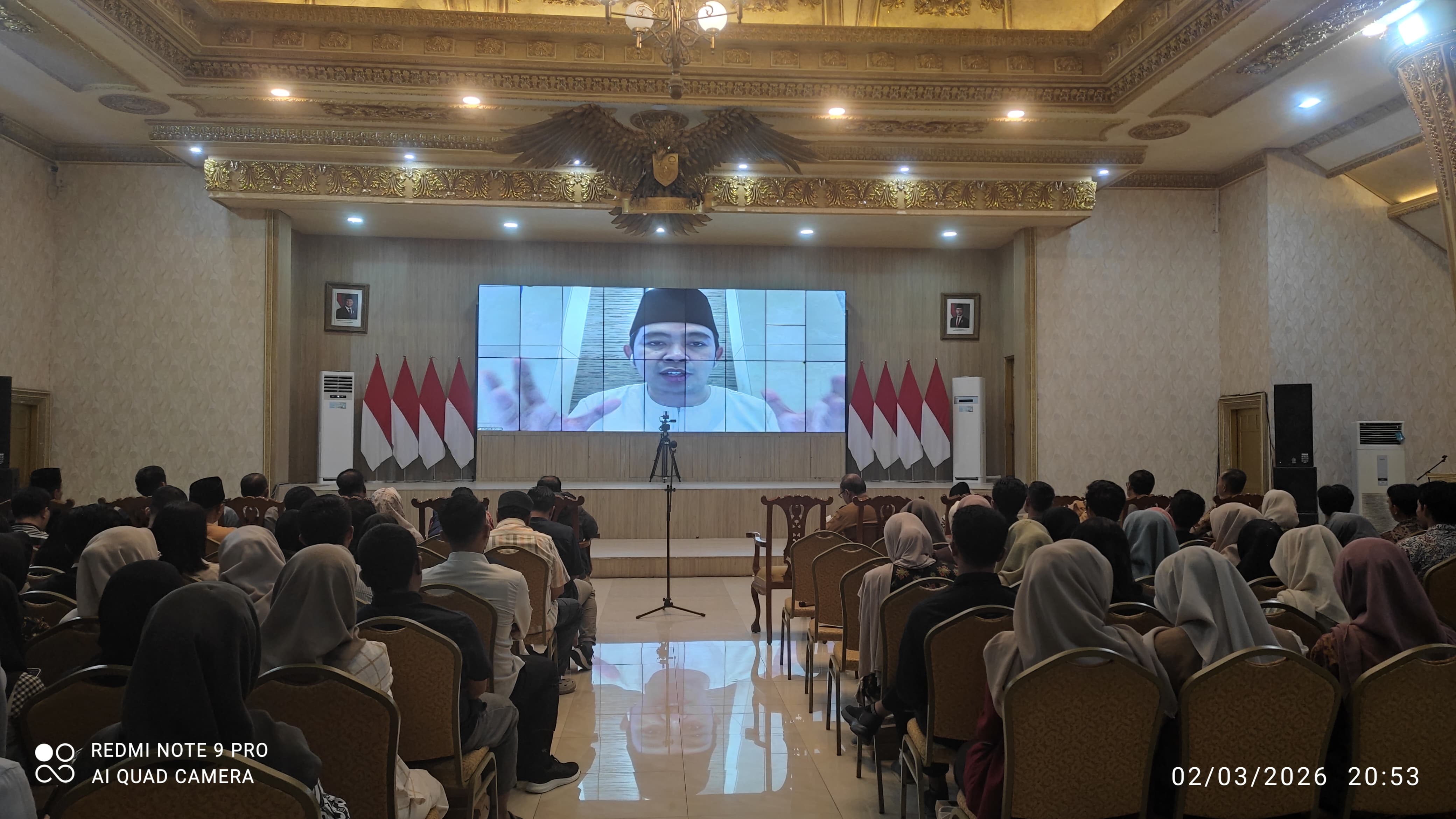 Bupati Fawait memberikan paparan melalui sambungan virtual dari Tanah Suci Makkah ibadah umrah, kepada para kepala dapur MBG se-Jember, di pendapa Wahyawibawagraha, Senin malam (2/03).&nbsp;