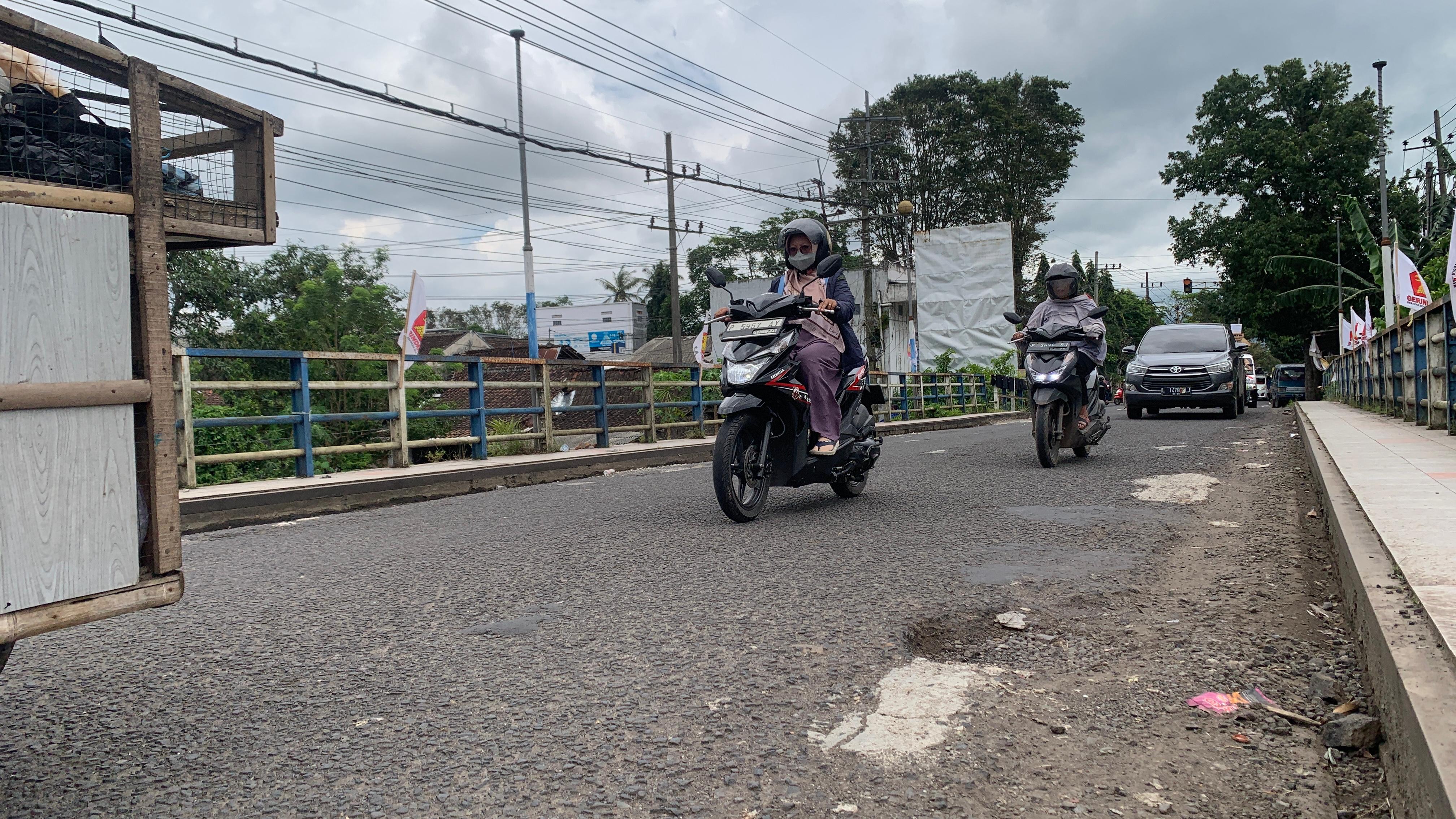 VOLUME KENDARAAN BANYAK: Sejumlah pengendara saat melintasi jembatan Koncer, kini kondisinya cukup mengkhawatirkan. Sebab riwayatnya jembatan ini tahun 2021 silam pernah berlubang dan ditambal.  