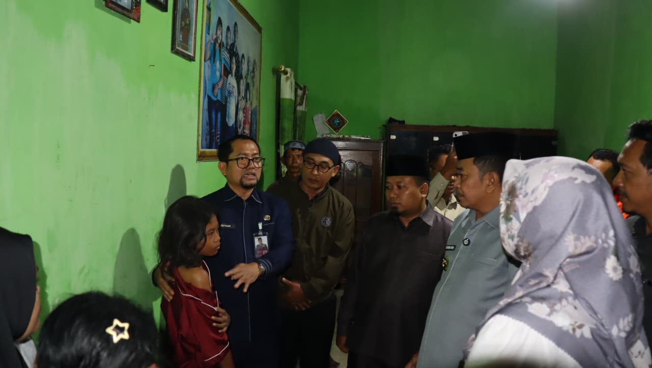 TURUN LANGSUNG: Bupati, Wabup hingg Sekda Bondowoso kunjungi korban tertimpa reruntuhan.