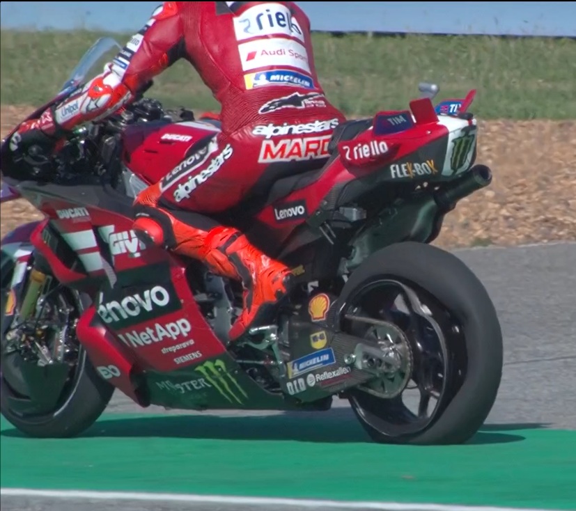 Ban belakang Marc Marquez meledak saat berusaha mempertahankan podium di Sirkuit Buriram, Thailand.