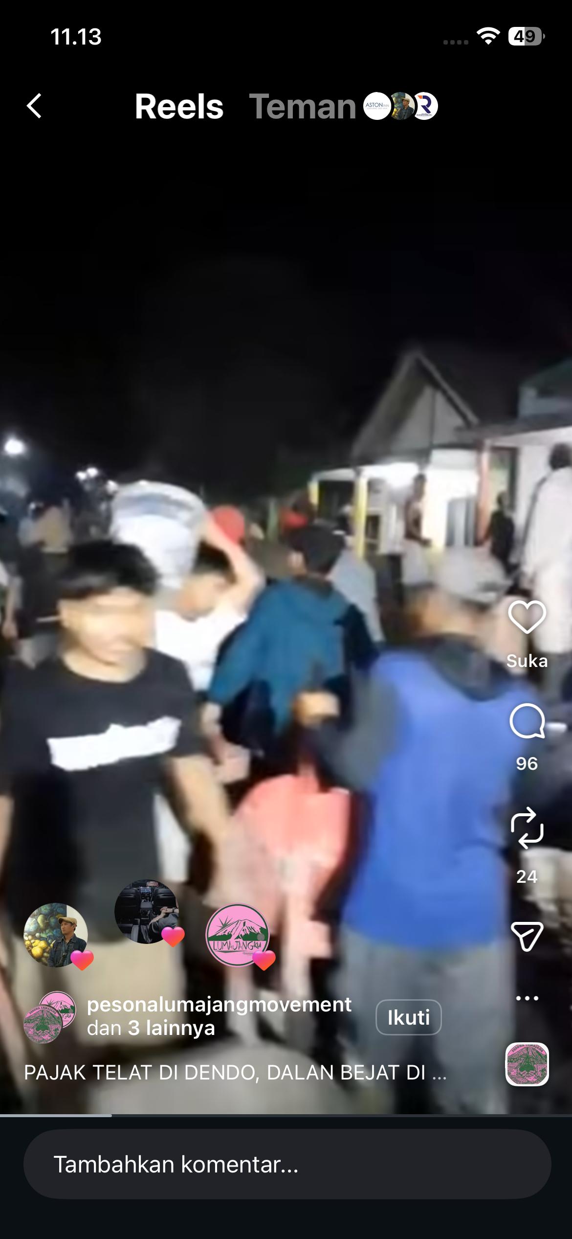 TANGKAP LAYAR warga Candipuro saat melakukan perbaikan jalan, kemarin.