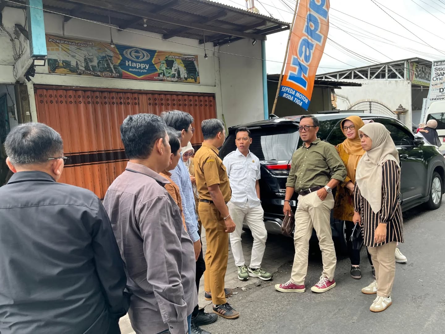 TINJAU: Rombongan Komisi B DPRD Lumajang saat melihat sejumlah titik kerusakan jalan yang bisa ditangani menggunakan inovasi Ngapling, kemarin.(ATIEQSON MAR IQBAL/RAME) 