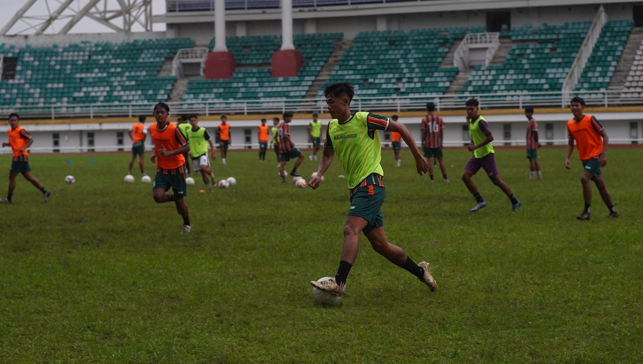 TETAP BERLATIH:&nbsp;Penyerang Persid Vaiz (tengah) bersama pemain Persid Jember lainya berlatih di Stadion Jember Sport Garden (JSG) Ajung, Senin sore (2/3). 