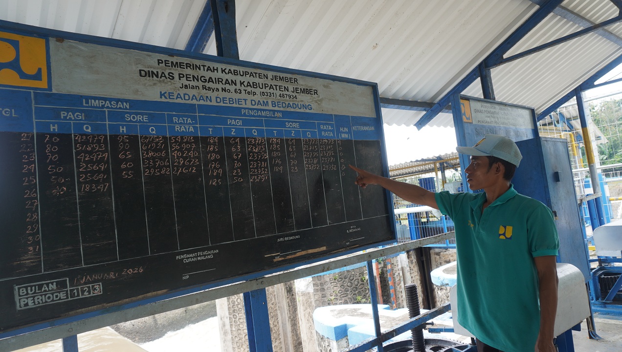 DICEK BERKALA: Anton, petugas di pintu air Bendungan Bedadung Brantas, di Desa Rowotamtu, Kecamatan Rambipuji.