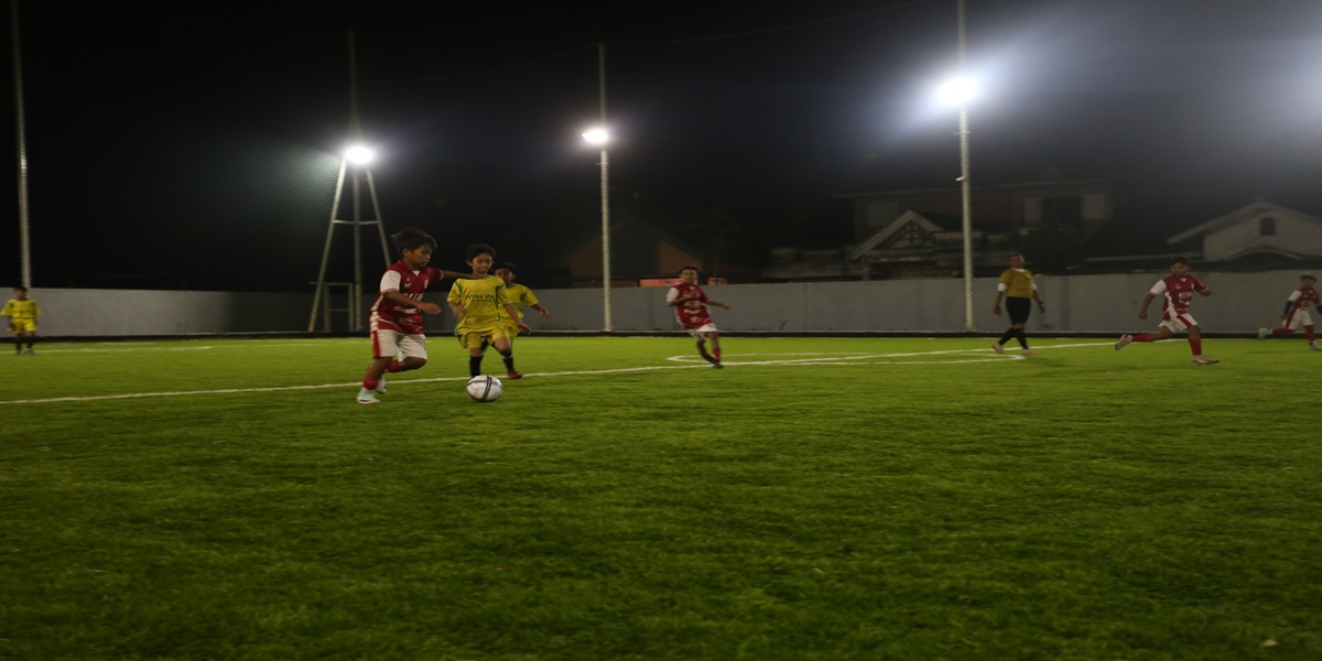 BINA PEMAIN MUDA: Para pemain usia dini saat bertanding dalam Festival Mini Soccer Ramadhan Cup di Lapangan Promiso Tegal Besar, Kamis lalu (26/2).  