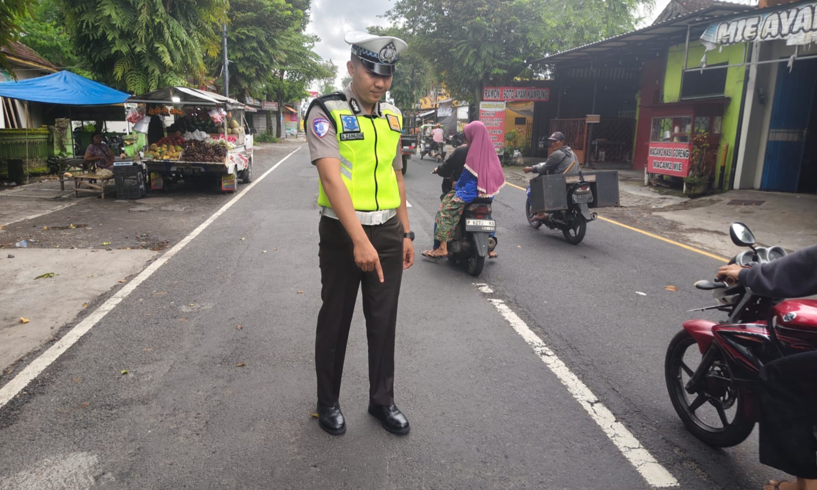 DATANGI LOKASI: Anggota Satlantas Polres Jember melakukan olah TKP kecelakaan di Jalan Raya Desa Tegalrejo, Kecamatan Mayang, Senin (2/3) pukul 07.00.  