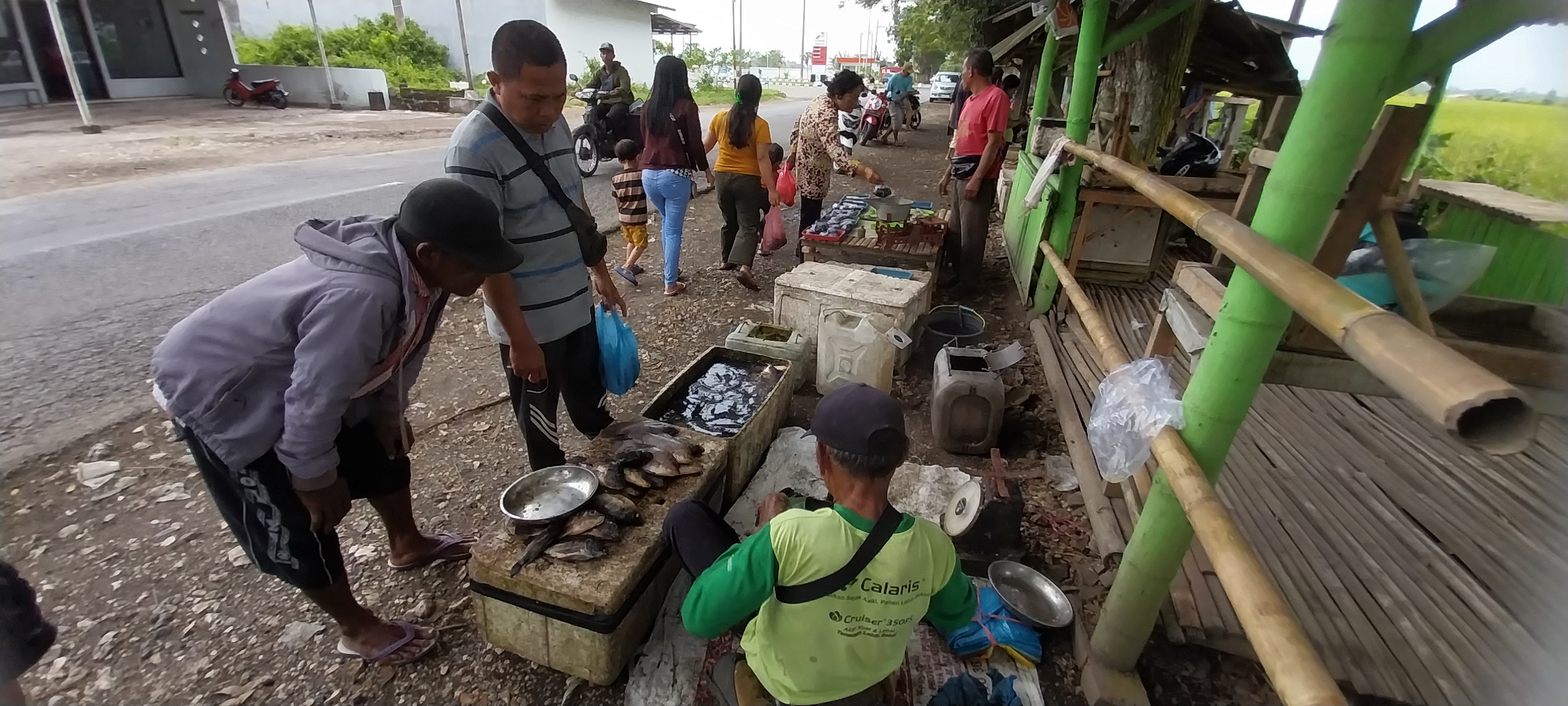 DIMINATI: Pedagang ikan segar berjualan di tepi jalan depan SPBU Keting, Kecamatan Jombang. Hal itu hanya ada saat Ramadan.  