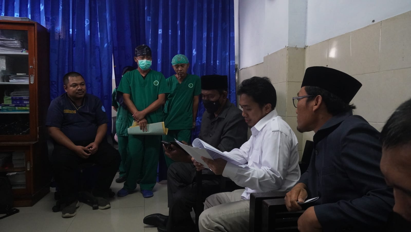 TAK PUAS: Sejumlah perwakilan DPRD Jember ketika melakukan sidak ke RSD dr Soebandi Jember beberapa hari lalu. Pelayanan pasien menjadi perhatian utama dalam kunjungan mendadak tersebut.