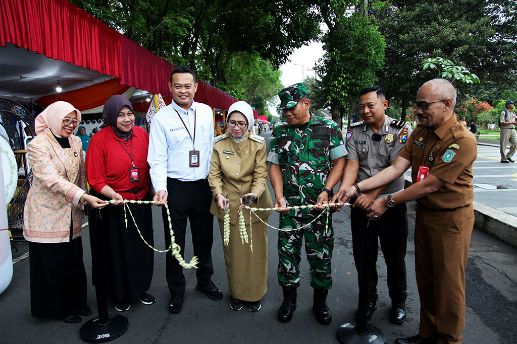 BERBURU: Warga Lumajang mulai berburu kebutuhan pangan selama kegiatan pasar Ramadan Berlangsung, kemarin.(ADE APRYANIS/RAME) 