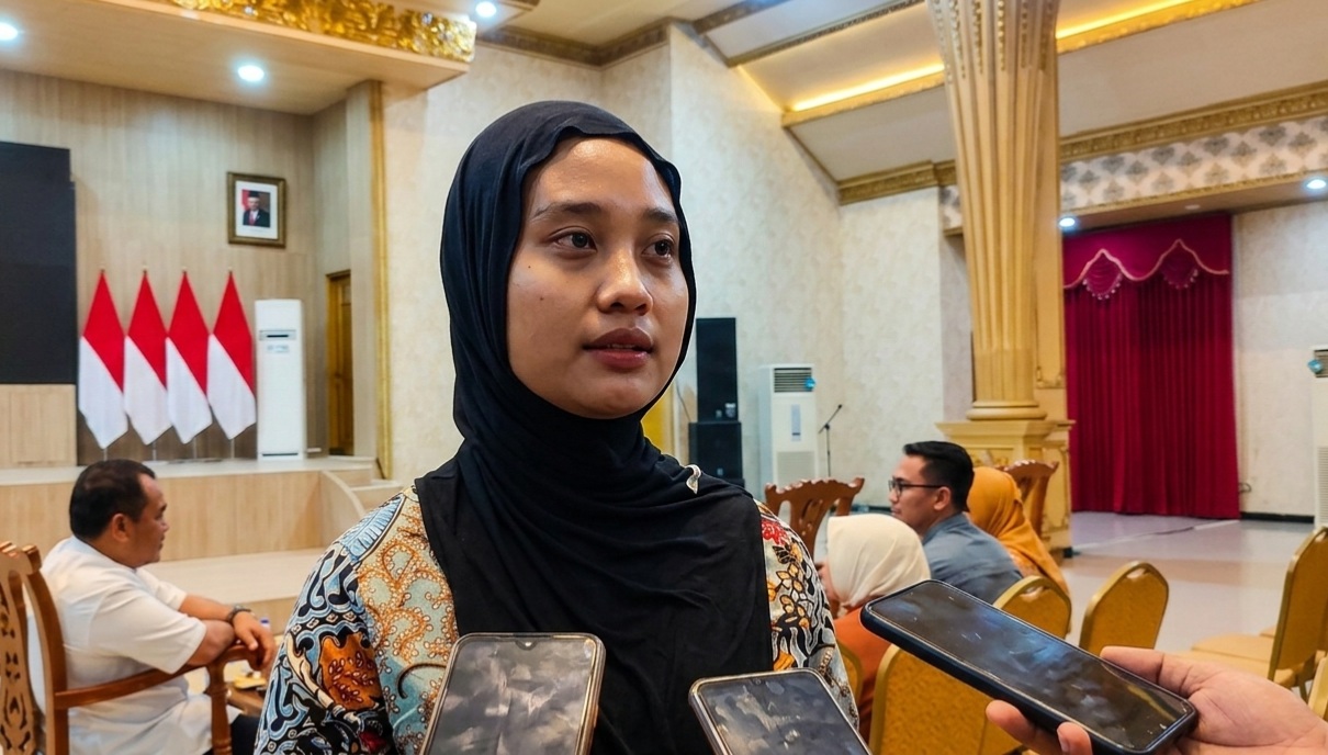 BERI PENJELASAN: Koordinator Wilayah (Korwil) SPPG Kabupaten Jember Andriana Ayu, saat ditemui seusai rakor bersama bupati, di pendapa Wahyawibawagraha Senin (2/3) malam.