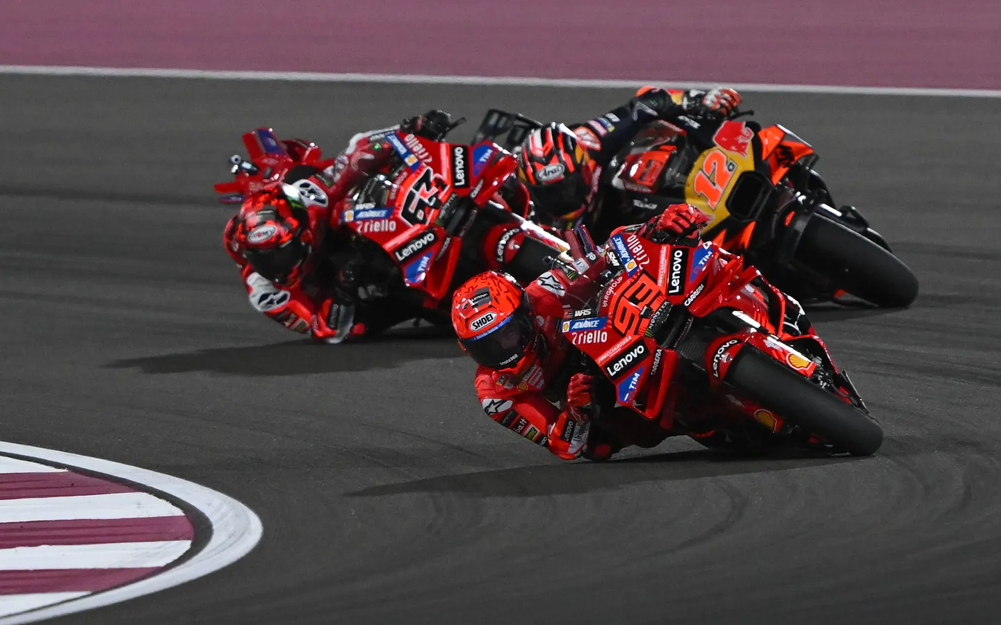 Marc Marquez memimpin balapan di GP Qatar 2025.