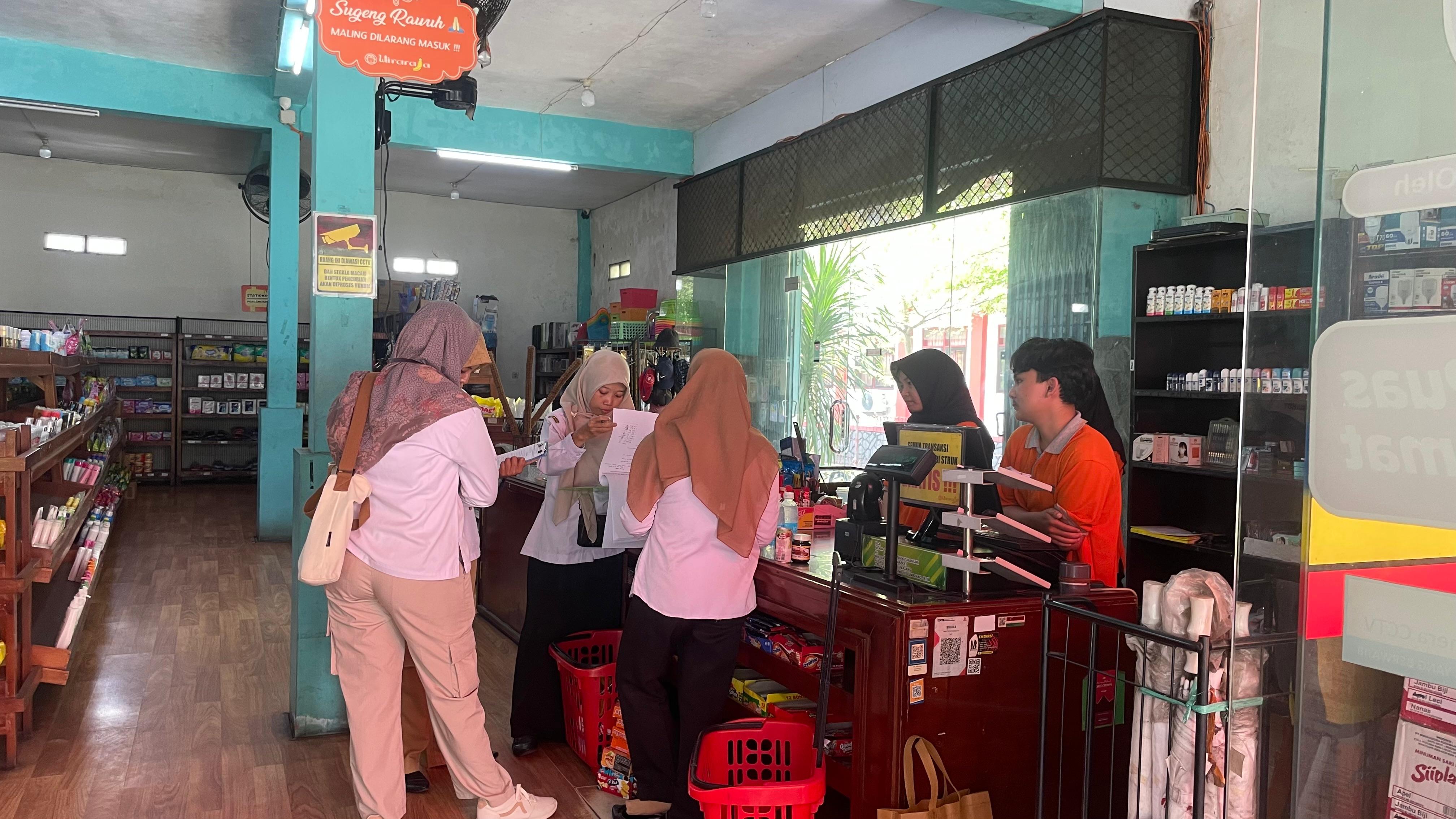 DICEK: Dinas Kesehatan, Pengendalian Penduduk dan Keluarga Berencana (Dinkes P2KB) Lumajang saat melakukan pengawasan makanan, kemarin.(ADE APRYANIS/RAME)