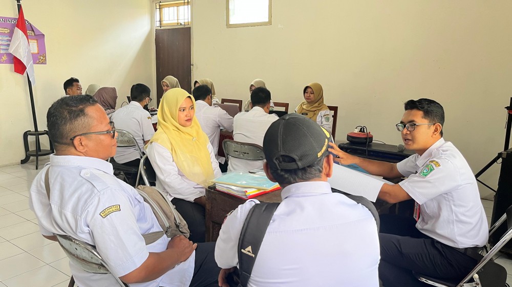 DAMPINGI: Sejumlah pegawai Dinas Pemberdayaan Masyarakat dan Desa (DPMD) Lumajang saat memberikan pembinaan, kemarin.(ATIEQSON MAR IQBAL/RAME) 
