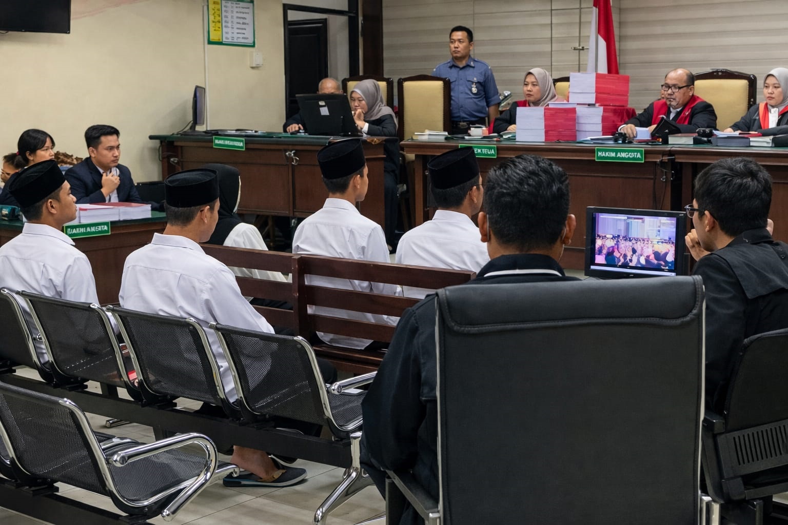 PERSIDANGAN: Lima tersangka kasus Sosraperda jalani sidang perdana di Pengadilan Tipikor Surabaya, Rabu (4/3). 