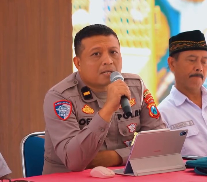 BERI EDUKASI: Personil Satlantas Polres Jember gencarkan sosialisasi keselamatan lalu lintas.  