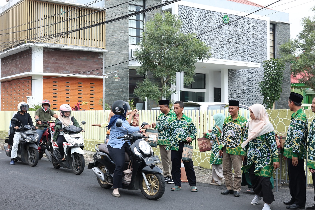 TEBAR KEBERMANFAATAN : Ratusan paket takjil Kemenag Jember bersama lembaga amil zakat se-Jember ludes dalam hitungan menit.