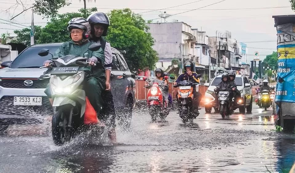 MASIH HUJAN: Waspada cuaca ekstream, Polisi ingatkan lampu utama wajib menyala saat hujan.