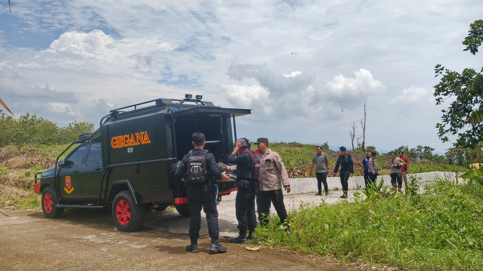 TERLATIH: Tim Gegana Brimob Bondowoso bersiap memusnahkan barang bukti berupa bubuk mesiu sebanyak 25 kilogram  