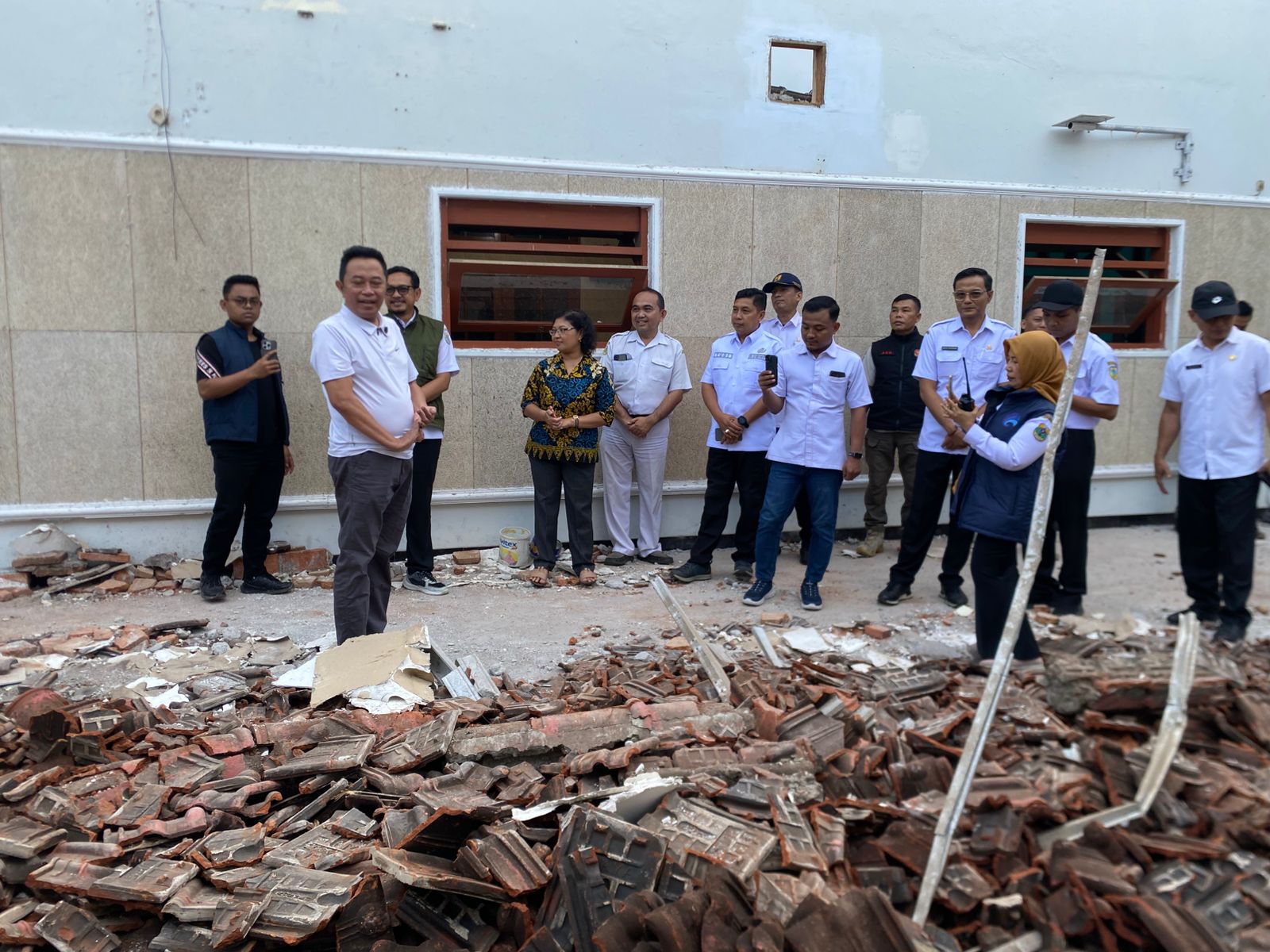 LANGSUNG TURUN: Bupati Hamid bersama sejumlah pejabat saat meninjau atap GKJW runtuh.  