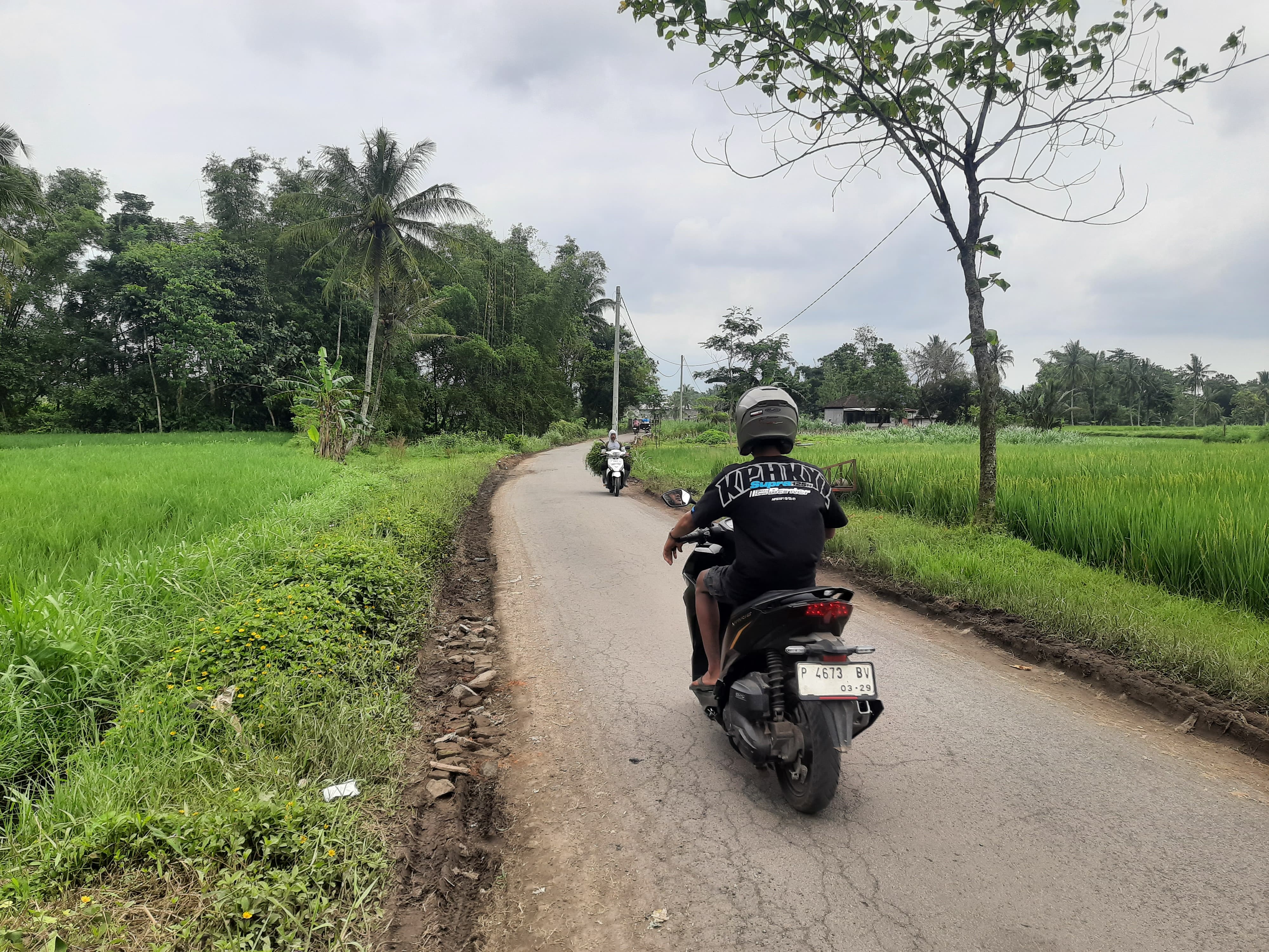 BELUM ADA PJU: salah ruas jalan tanpa PJU di jalan alternatif desa Kembang.  