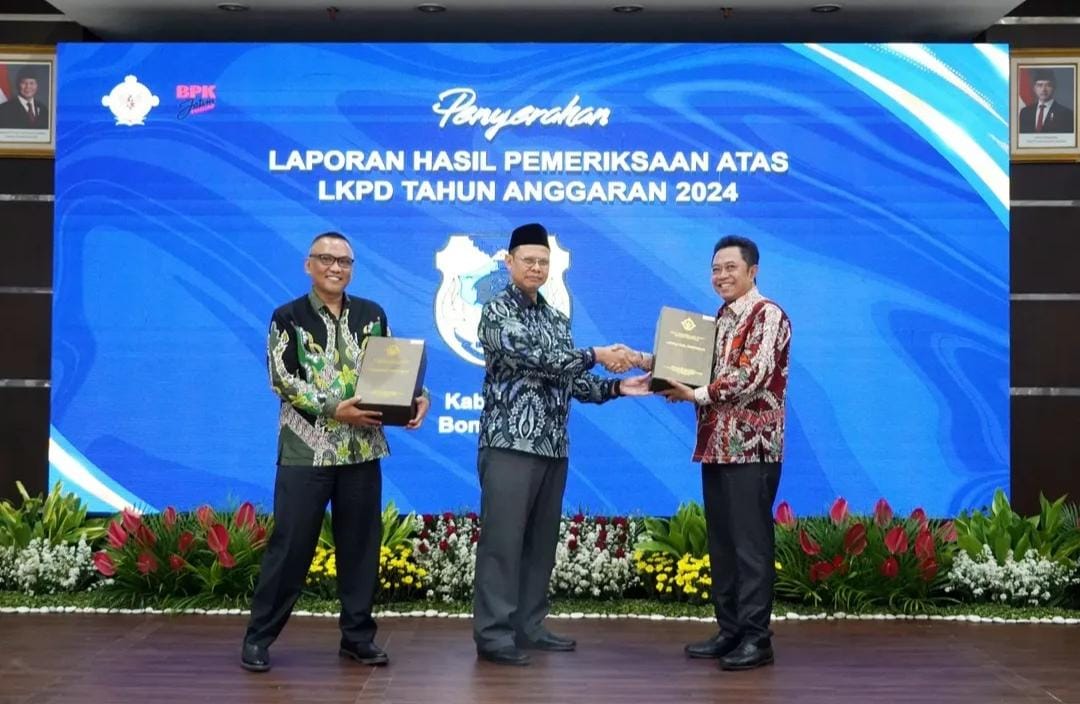 Bupati Hamid (kanan) saat menerima laporan LKPD tahun 2024