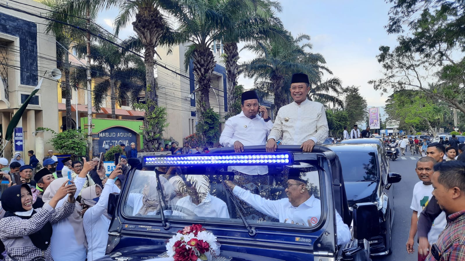MENYAMBUT: masyarakat antusias menyambut kedatangan Bupati dan Wabub Bondowoso usai dilantik (FAQIH/RJ)