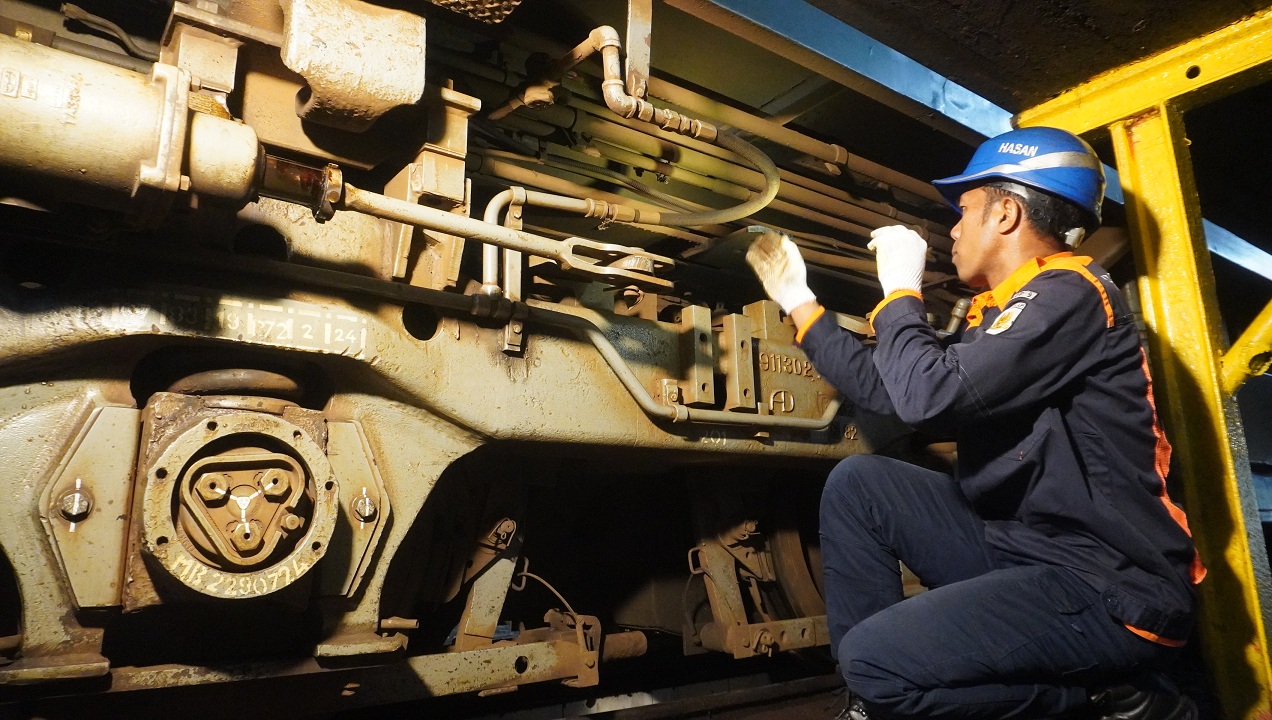 PENGECEKAN RUTIN: Teknisi kereta memeriksa lokomotif CC 201 di Depo Lokomotif Daop 9 Jember, Rabu (4/3). KAI memastikan 11 lokomotif dan 109 kereta siap beroperasi.