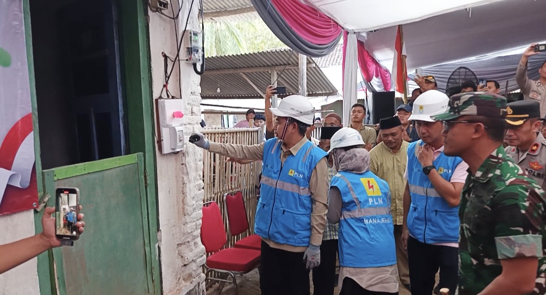 Bupati Fawait saat meluncurkan pemasangan jaringan listrik, bersama PLN, di Dusun Bandealit, Tempurejo, Jember. Kini program serupa pemasangan meteran listrik gratis ancang-ancang mulai digulirkan.