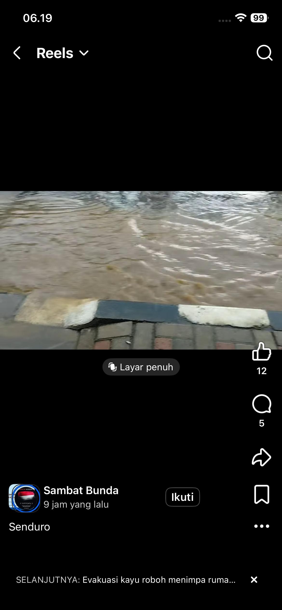 Tangkap layar kondisi ruas jalan di Senduro digenangi air hujan, kemarin.