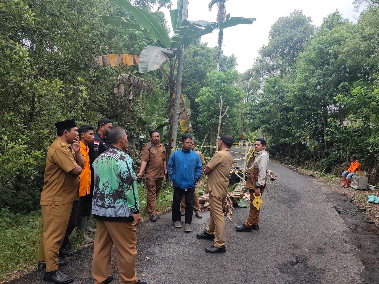 PANTAU: Penanganan jalan yang ambles di Kecamatan Tempursari bakal dilakukan perbaikan.(BPBD FOR RAME)