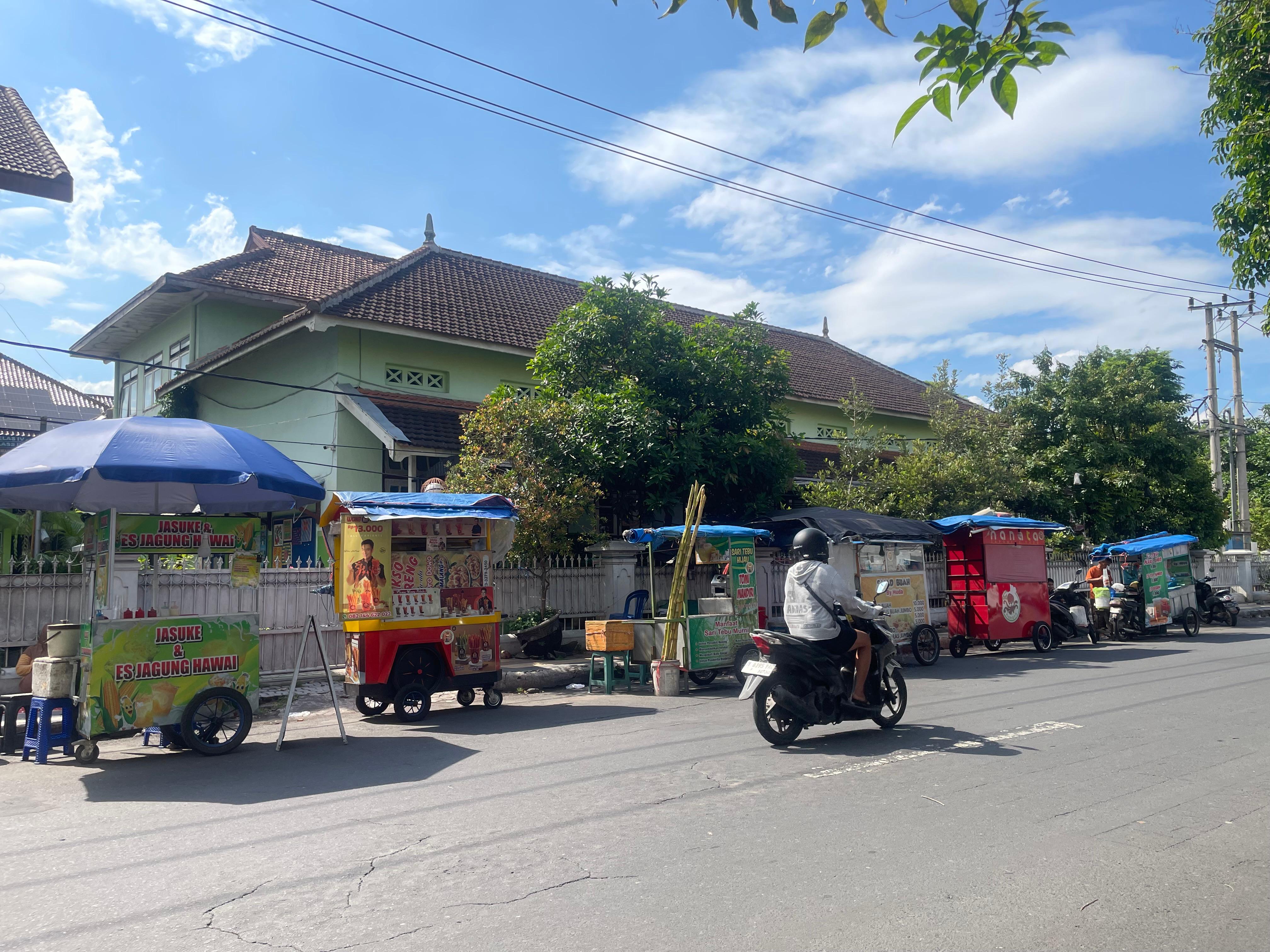 PERKETAT: Pemkab Lumajang melakukan pengawasan makanan takjil yang dijual oleh produk UMKM di Lumajang, kemarin.(ADE APRYANIS/RAME) 