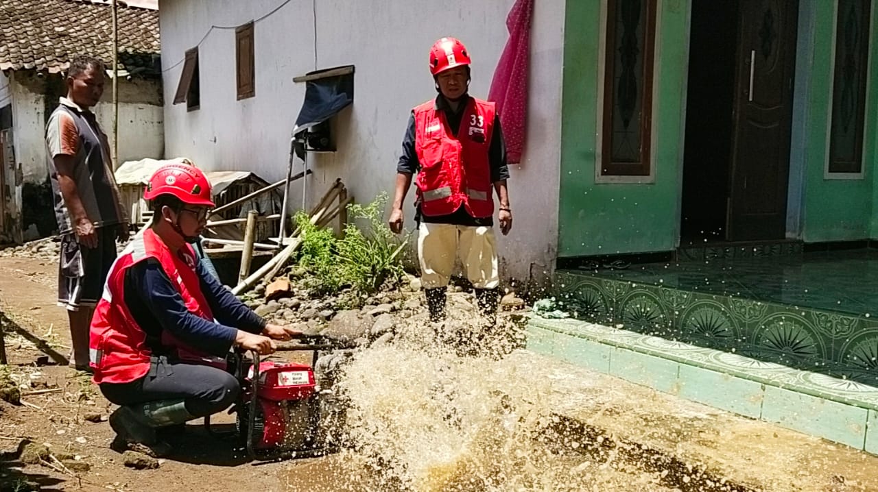 PMI Jember melakukan normalisasi sumur warga di Desa Gugut, Rambipuji, Jember