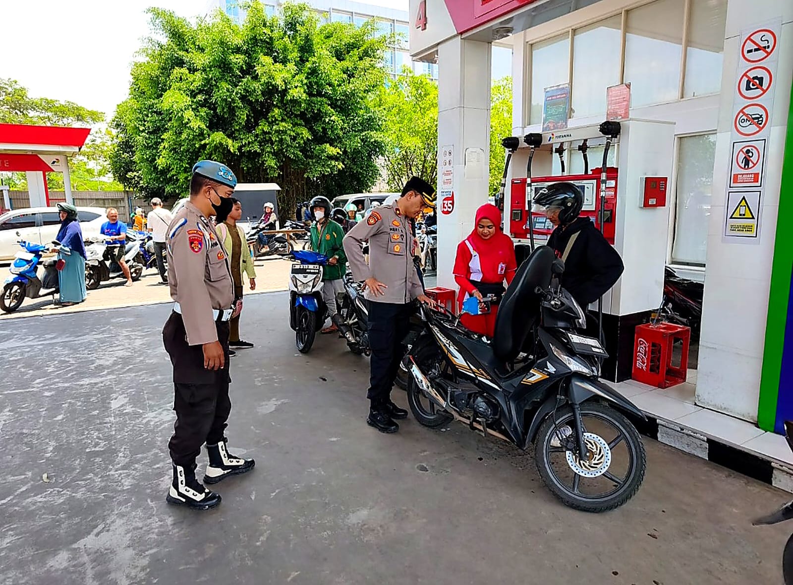 PENERTIBAN: Personil Polres Jember siaga menertibkan lalu lintas dan padatnya antrean di SPBU di Jalan Basuki Rahmat, &nbsp;Pasar Sabtuan, kemarin (6/3).&nbsp;