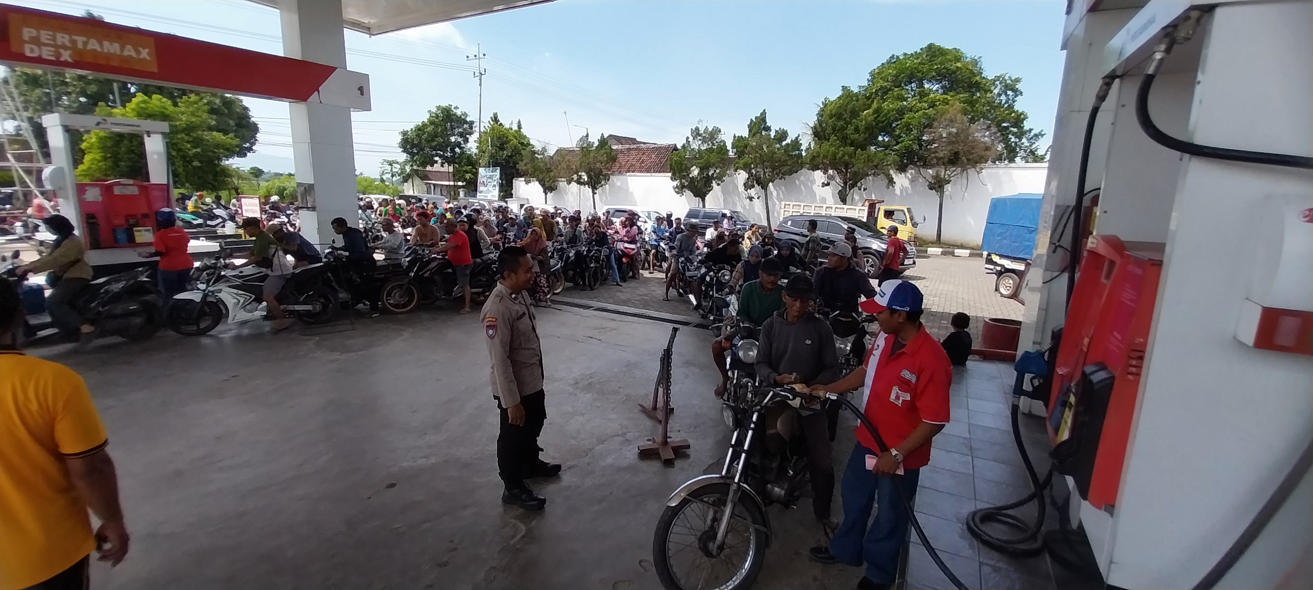 Personel kepolisian bertugas memantau kemungkinan oknum penimbun BBM di salah satu SPBU di Jember.