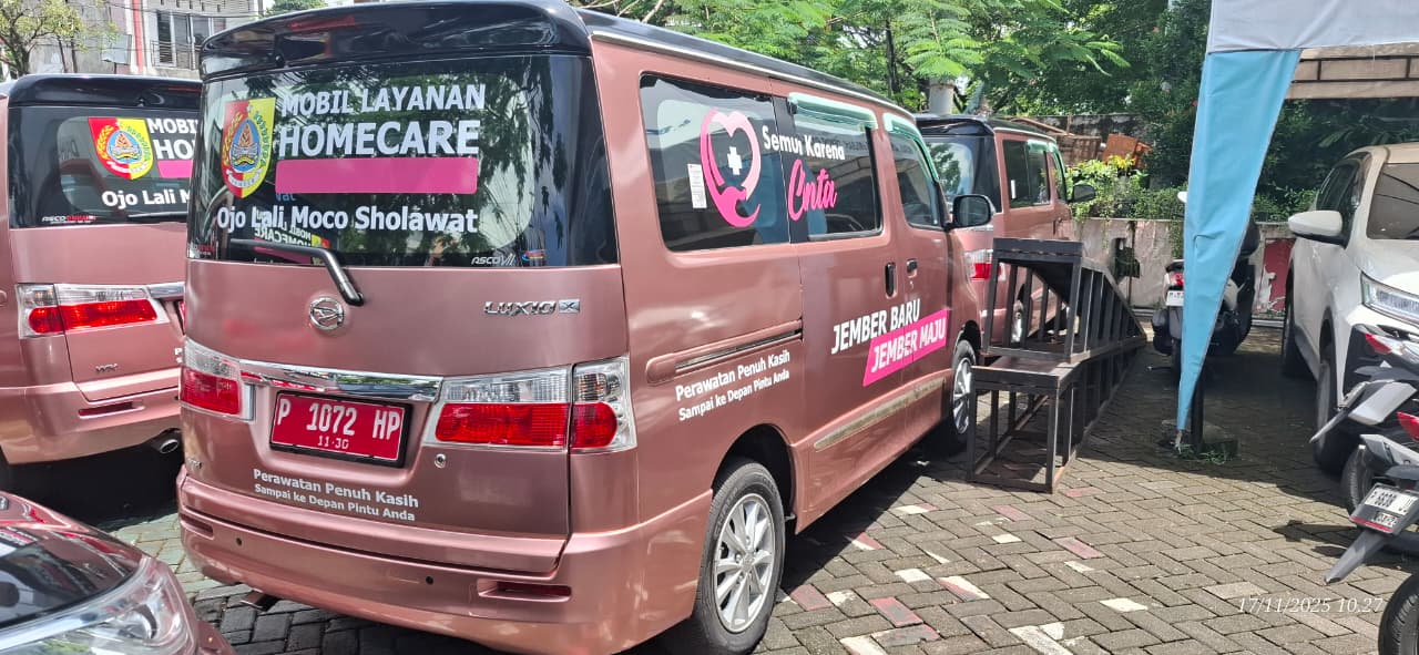 SEGERA DILUNCURKAN: Tampilan mobil operasional yang terparkir di sekitar Dinas Pendidikan Jember. Mobil ini akan digunakan oleh nakes dalam menjalankan program Home Care, di Jember. 