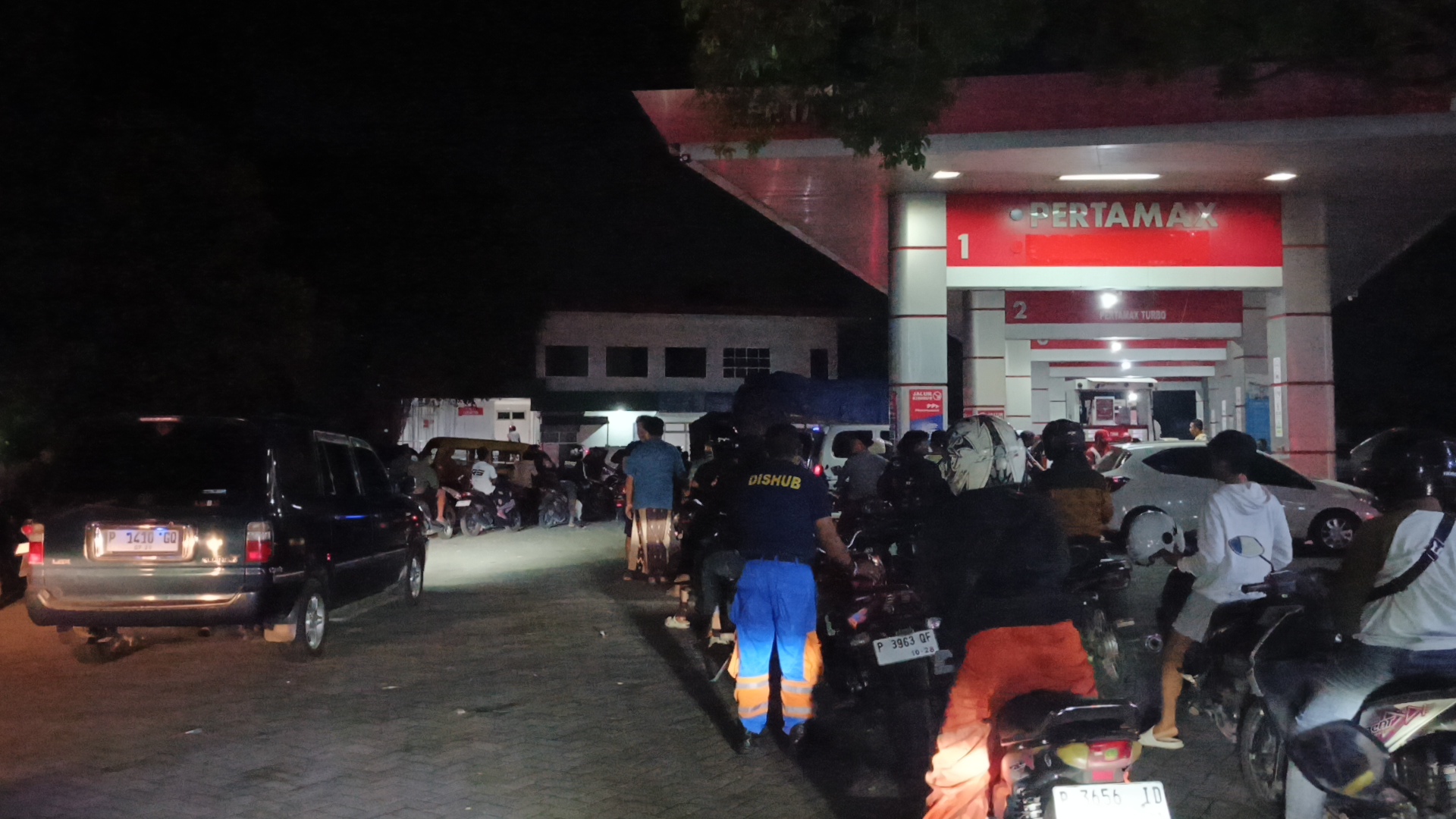 Antrean mengular yang terjadi di SPBU Jubung Jember imbas kabar pasokan energi yang menipis secara nasional buntut konflik bersenjata di Timur Tengah. (Maulana/JPRJ)