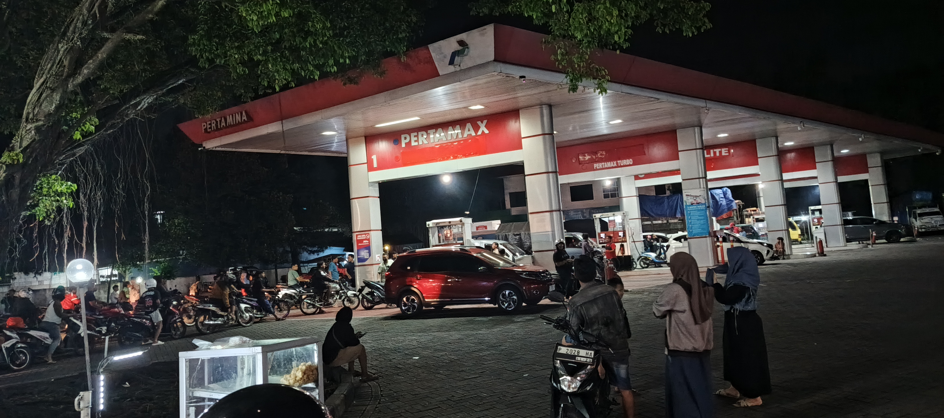 Warga yang tengah mengikuti antrean BBM di SPBU Jubung Jember. Beberapa dari mereka terlihat membawa sepeda motor dan mobil dengan tangki yang telah dimodifikasi khusus berbentuk besar. (MaulanalJPRJ)