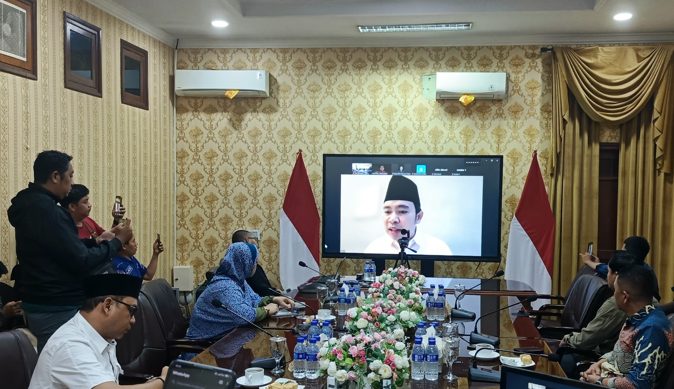 Bupati Fawait, saat terhubung secara virtual bersama SBM Pertamina, dan Hiswana Migas, Kamis (5/03/2026) malam pukul 23.30 WIB. (Maulana/JPRJ)