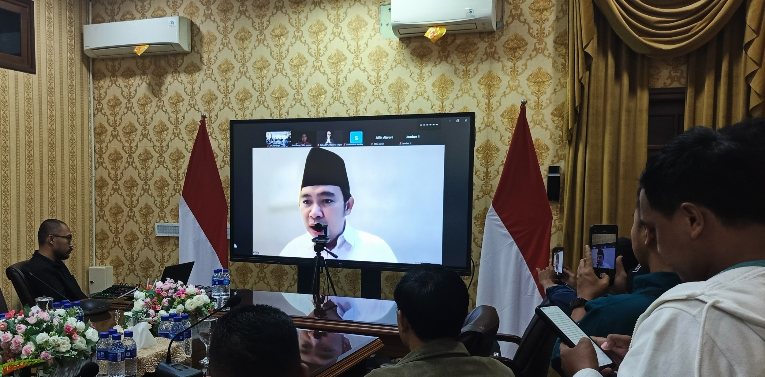 Gus Fawait, saat transit sepulang Umrah, dan terhubung secara virtual bersama SBM Pertamina, dan Hiswana Migas, Kamis (5/03/2026) malam pukul 23.30 waktu setempat. (Maulana/JPRJ)