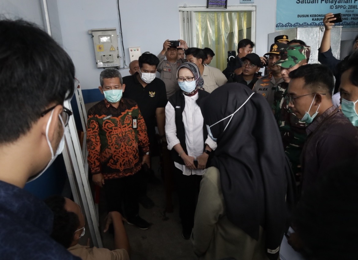 SIDAK: Bupati Lumajang Indah Amperawati bersama jajaran Forkopimda melakukan sidak ke sejumlah SPPG, kemarin.(ATIEQSON MAR IQBAL/RAME)